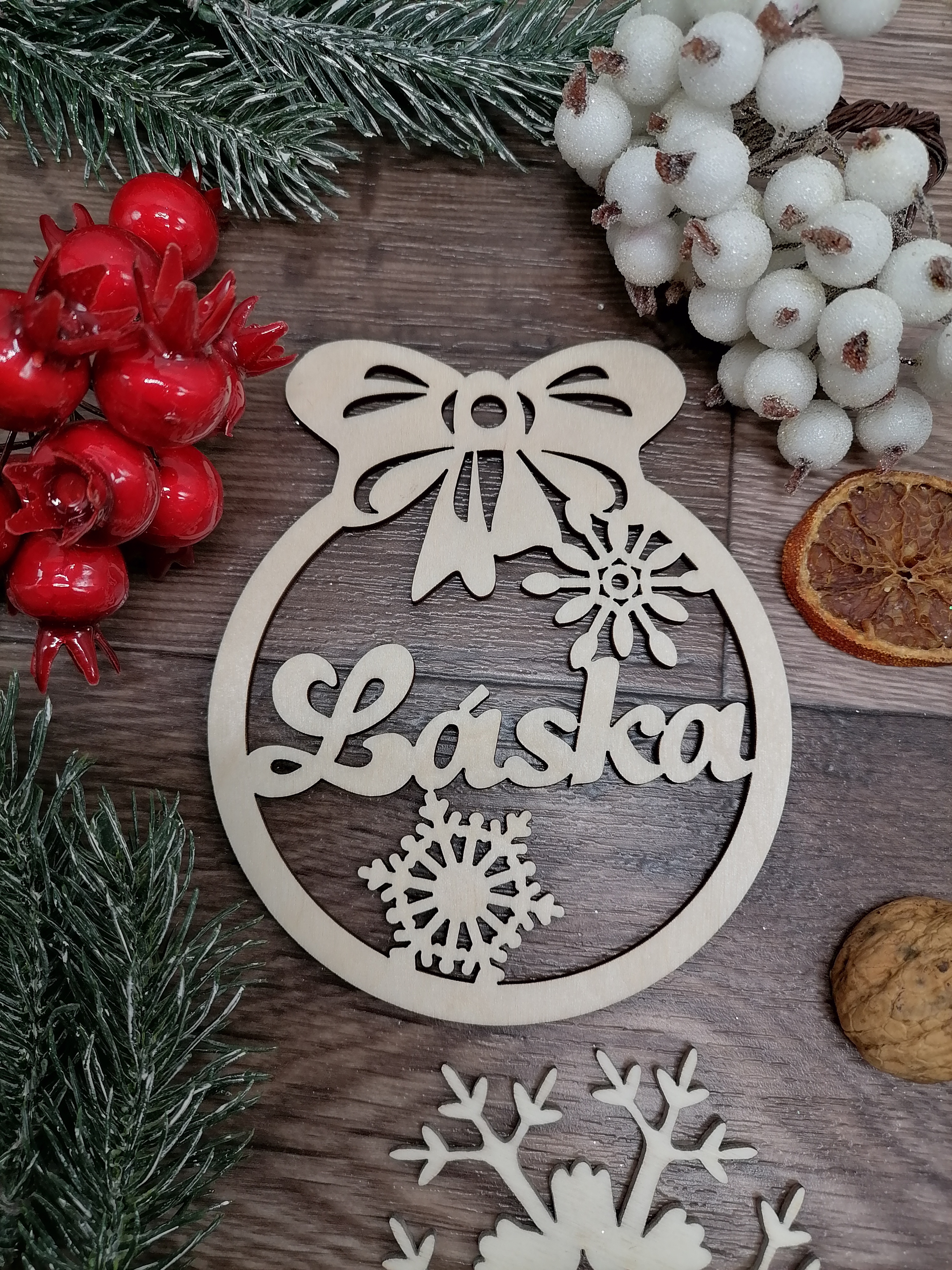 Vianočná ozdoba prírodná guľa Láska 8x9,5cm